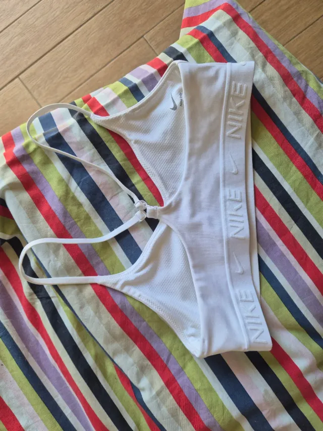 Top sportivo Nike bianco con logo bambina taglia l