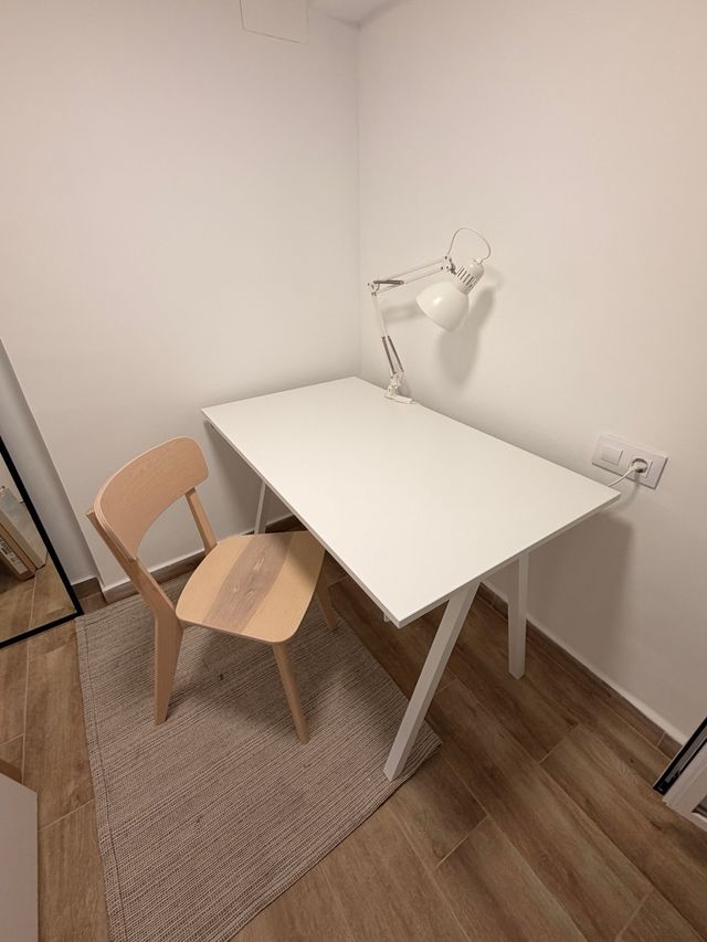 Mesa de escritorio blanca