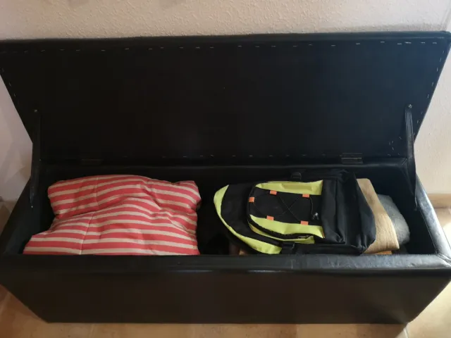 Baúl de cuero negro