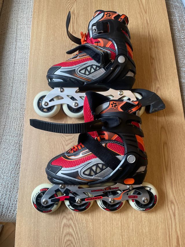 Patines en línea rojos y negros