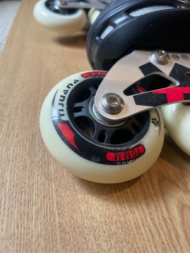 Patines en línea rojos y negros