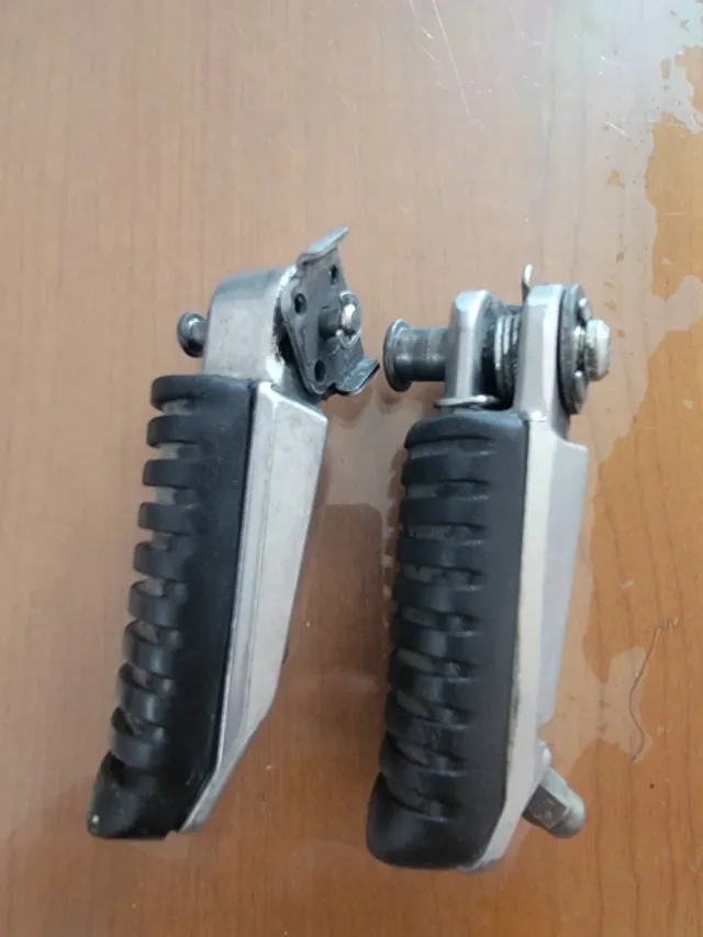 Reposapiés ESTRIVERAS Kawasaki ER6N