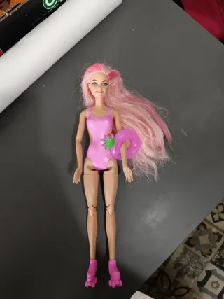 Barbie con costume da bagno e pattini
