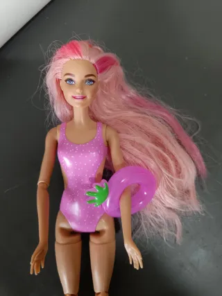 Barbie con costume da bagno e pattini