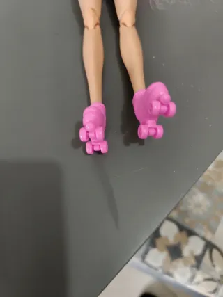 Barbie con costume da bagno e pattini