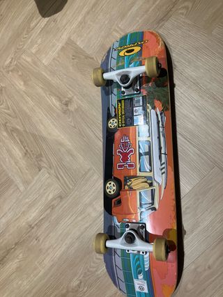 Skate Osprey con diseño de furgoneta