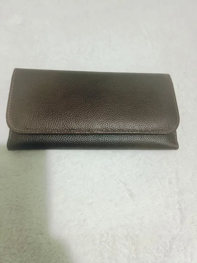 Cartera de piel marrón