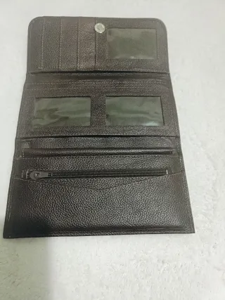 Cartera de piel marrón