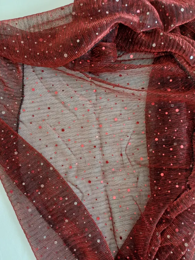 Foulard bordeaux con paillettes rosso
