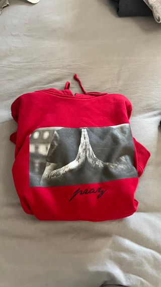 Sudadera Roja con Estampado de Manos