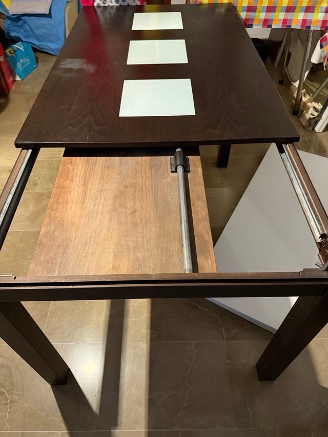Mesa comedor extensible madera y cristal.