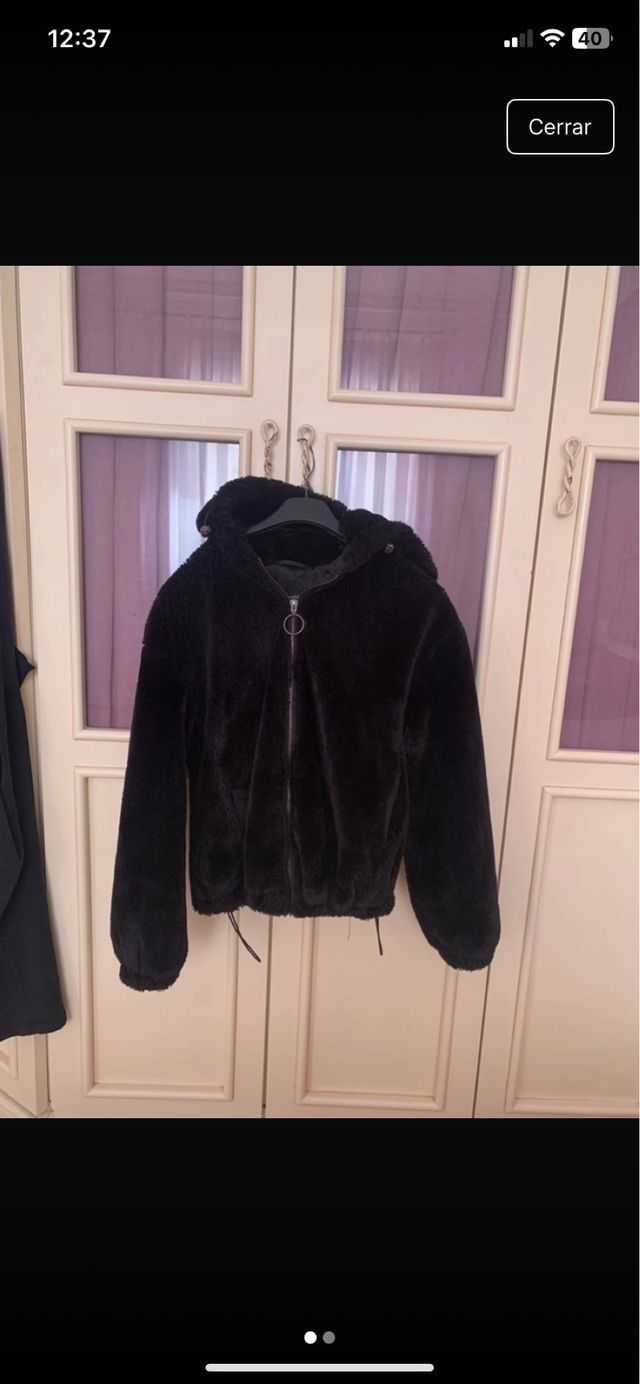 Chaqueta pelo negra con capucha