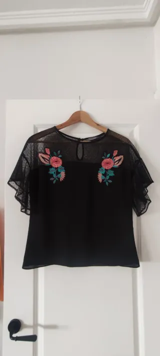 Blusa negra con bordado floral