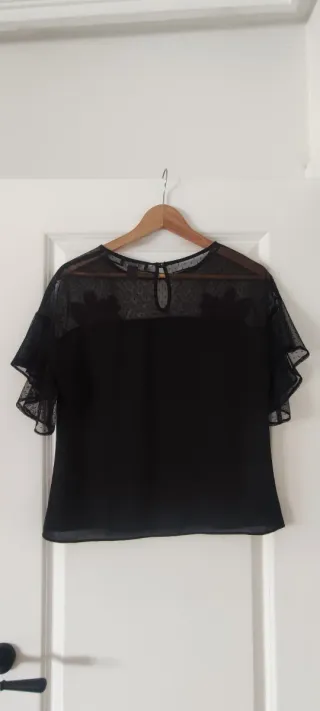 Blusa negra con bordado floral
