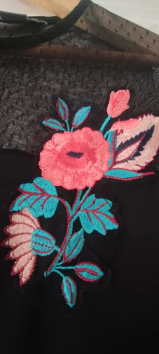 Blusa negra con bordado floral
