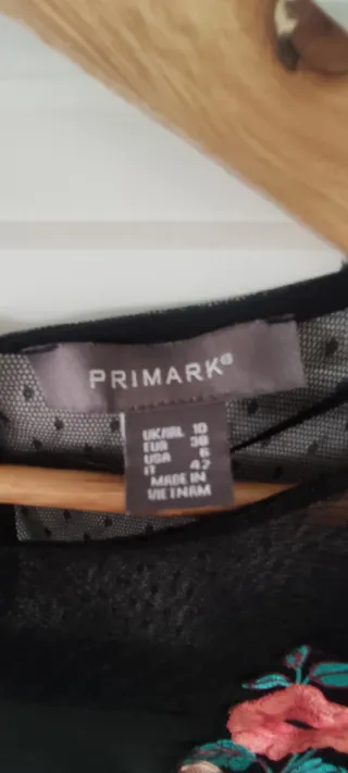 Blusa negra con bordado floral