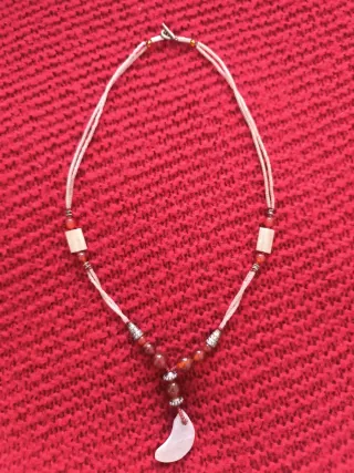 Collar artesanal con colgante de luna