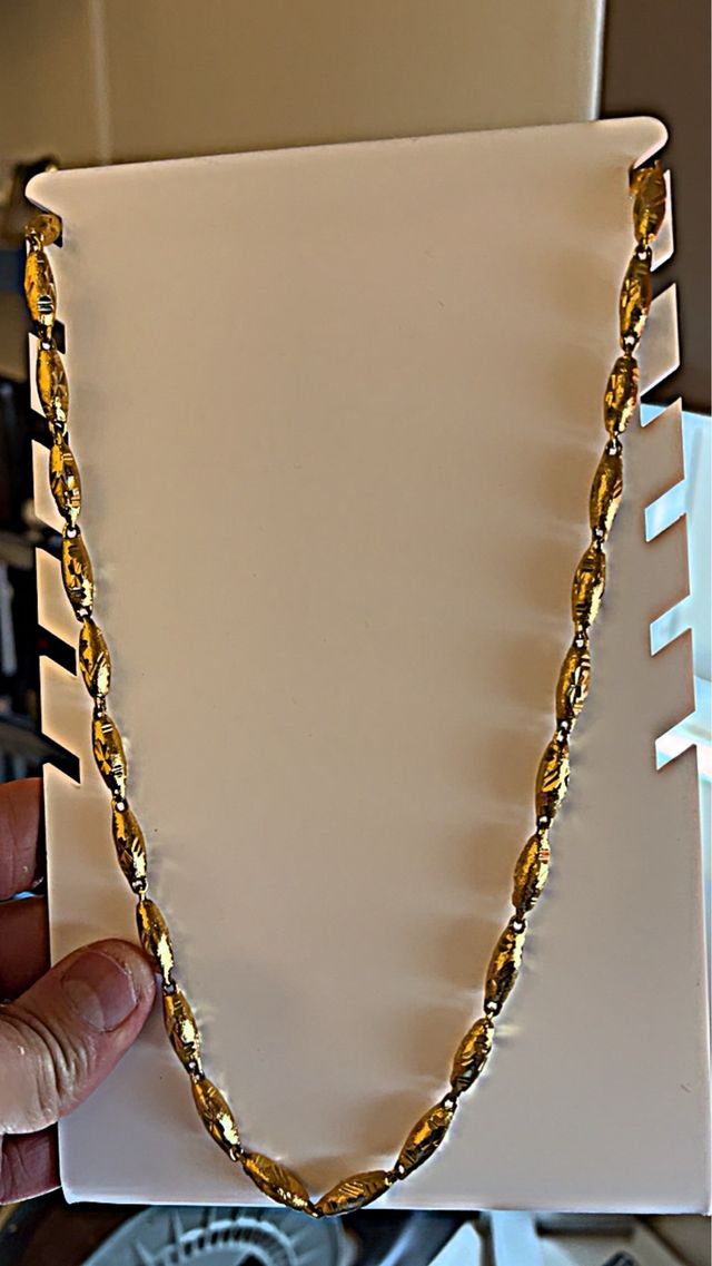 Colar com pepitas de aço banhado a ouro 18k