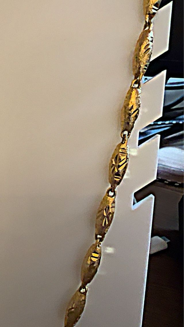 Colar com pepitas de aço banhado a ouro 18k