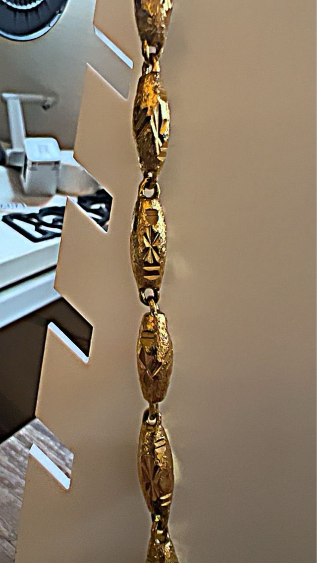 Colar com pepitas de aço banhado a ouro 18k