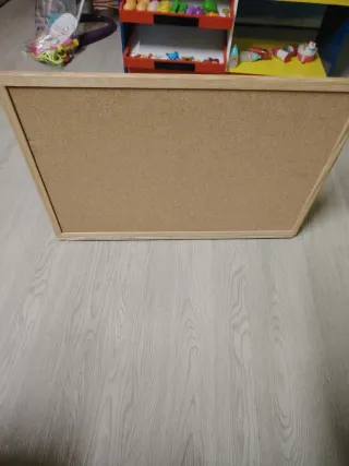 Tablero de corcho con marco de madera