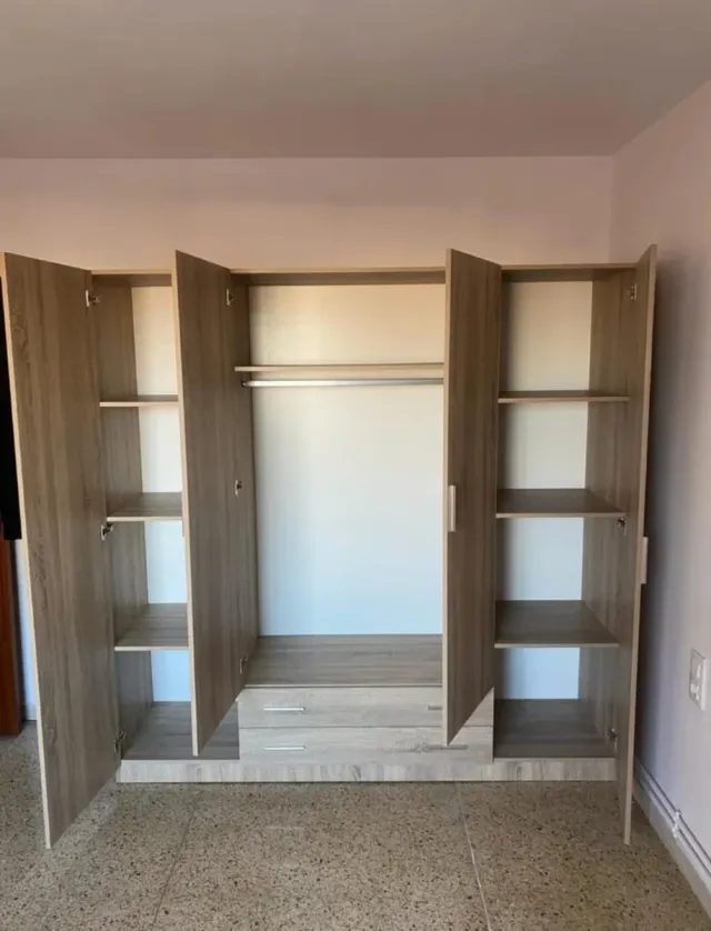 Armadio in legno color beige