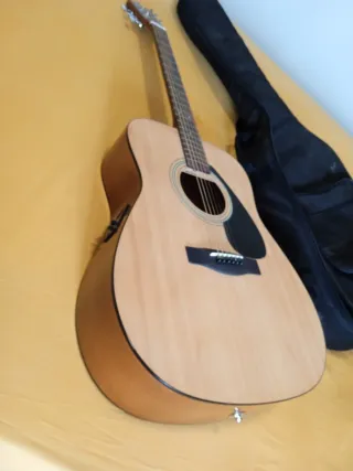 Guitarra Acústica Yamaha con Funda