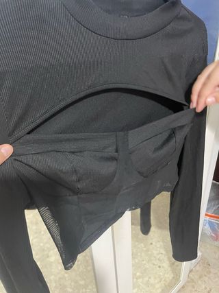 Top negro con transparencias