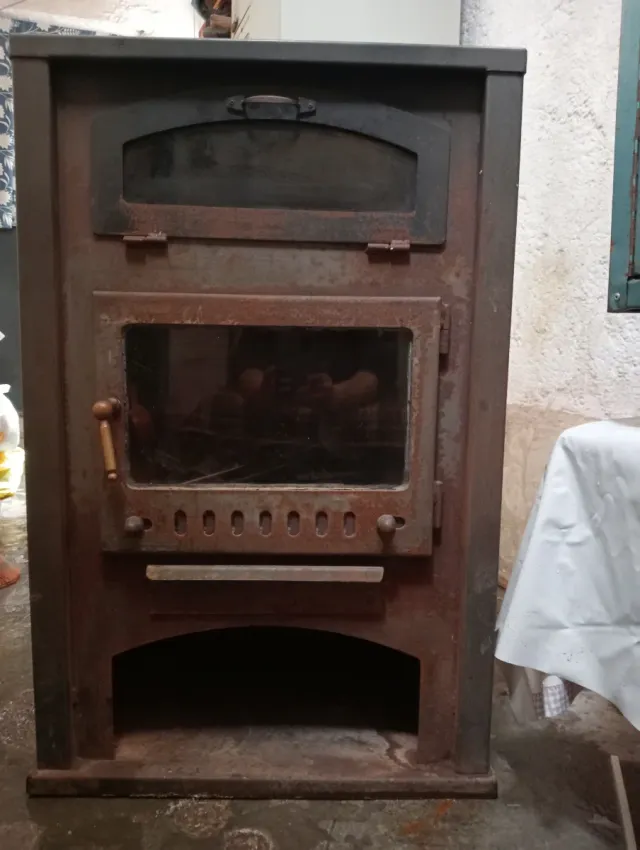 Stufa a legna metallica con vetro