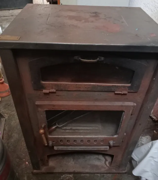 Stufa a legna metallica con vetro