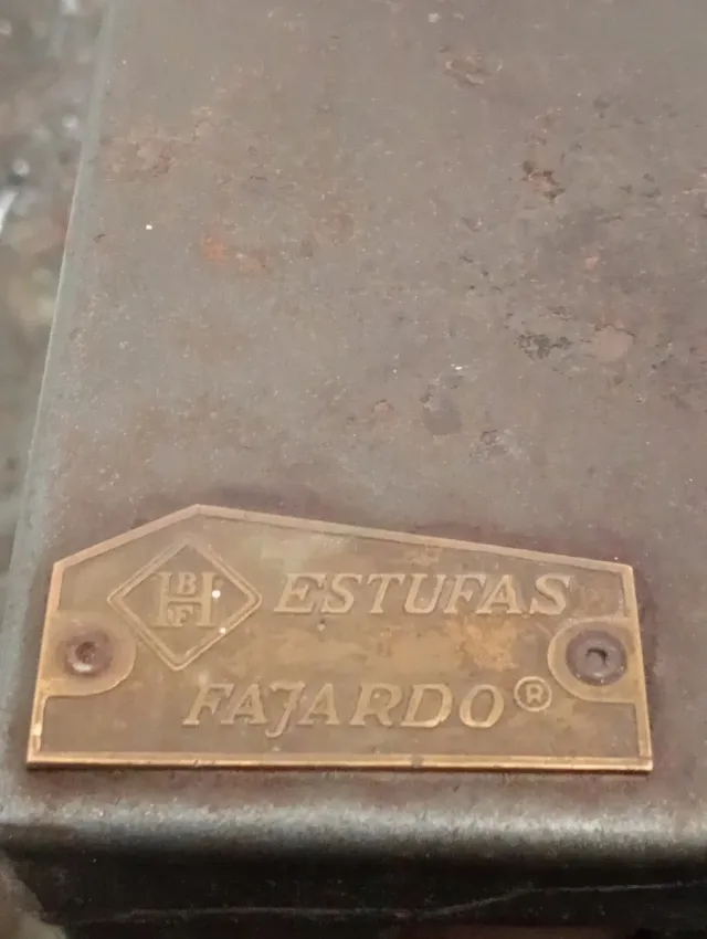 Stufa a legna metallica con vetro