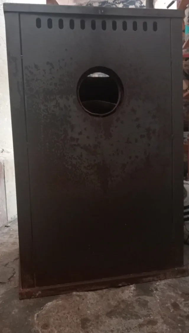 Stufa a legna metallica con vetro