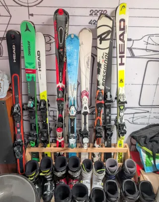 ESQUIS, BOTAS Y BASTONES DE ESQUÍ