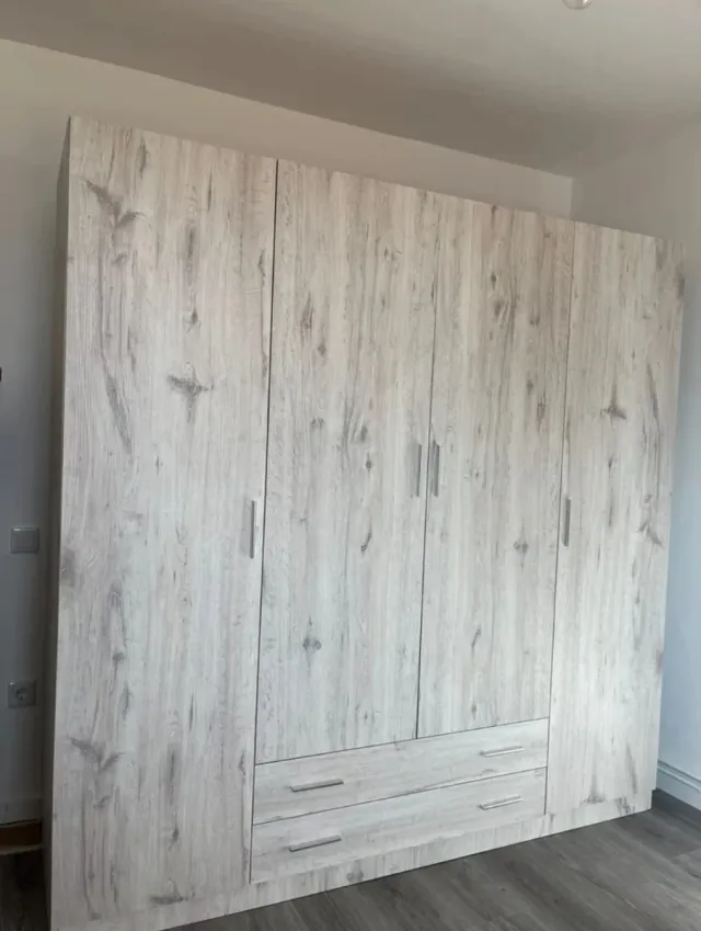 Armadio in legno grigio