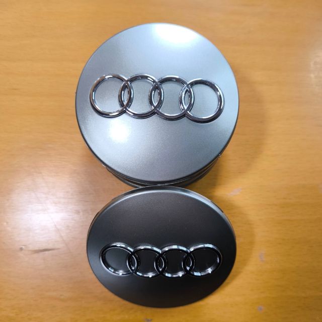 TAPABUJES AUDI 68mm GRIS - EMBLEMA LLANTAS AUDI