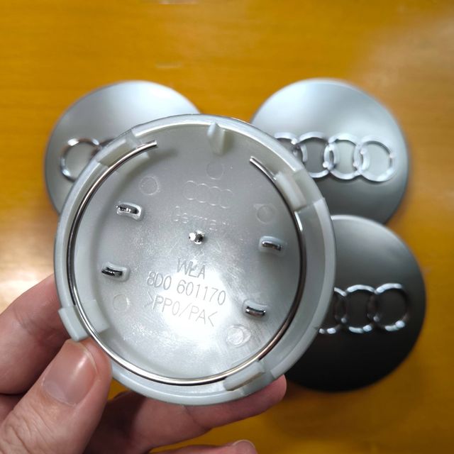 TAPABUJES AUDI 68mm GRIS - EMBLEMA LLANTAS AUDI