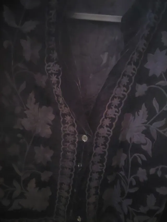 Camisa negra con bordados florales