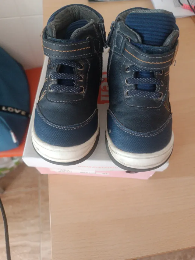 Stivali blu e bianchi per bambino