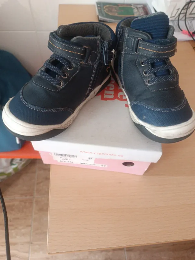 Stivali blu e bianchi per bambino