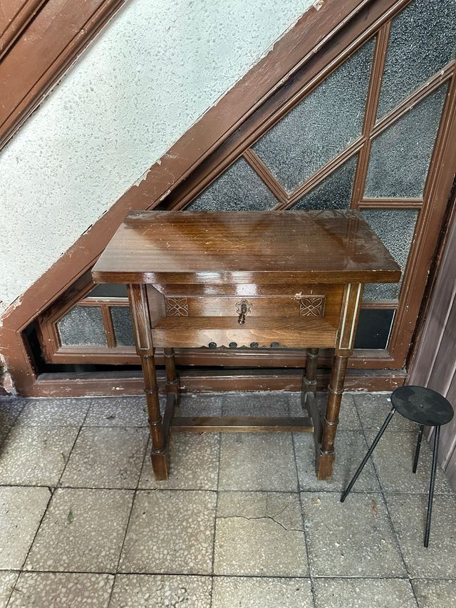 Mesa de noche de madera