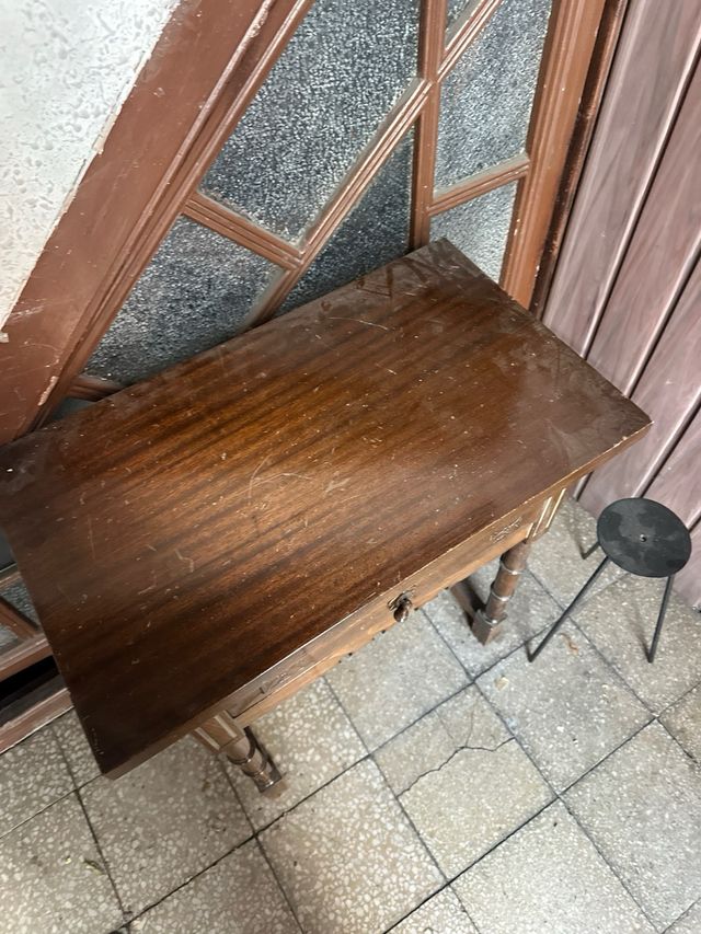 Mesa de noche de madera