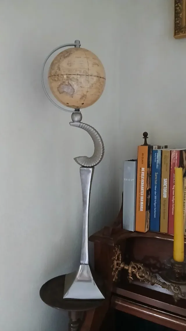 Escultura globo   metal y plástico