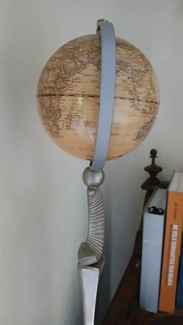 Escultura globo   metal y plástico