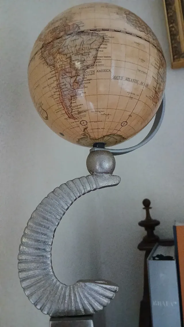 Escultura globo   metal y plástico