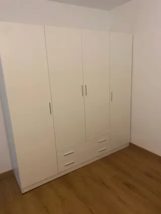 Armadio bianco a 4 ante con cassetti