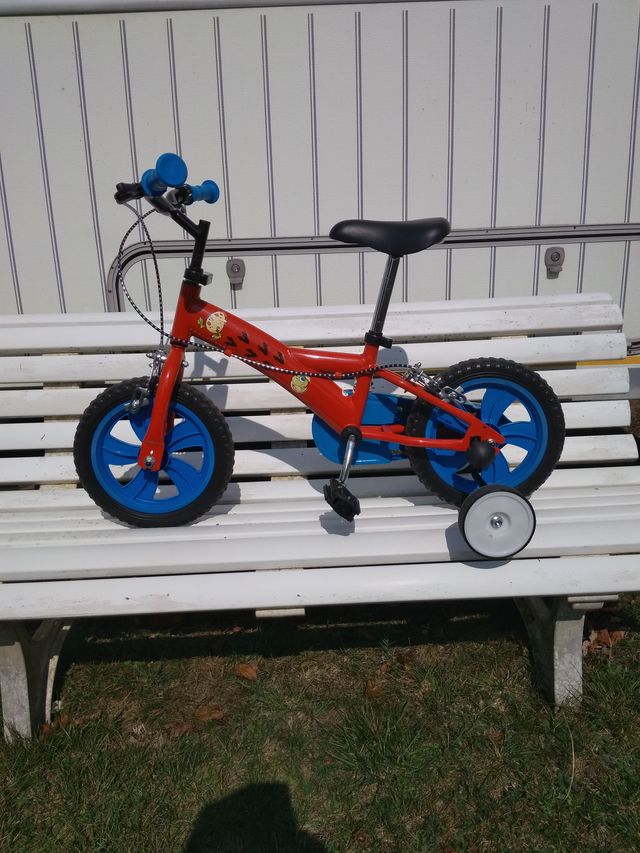 Bicicleta infantil roja y azul