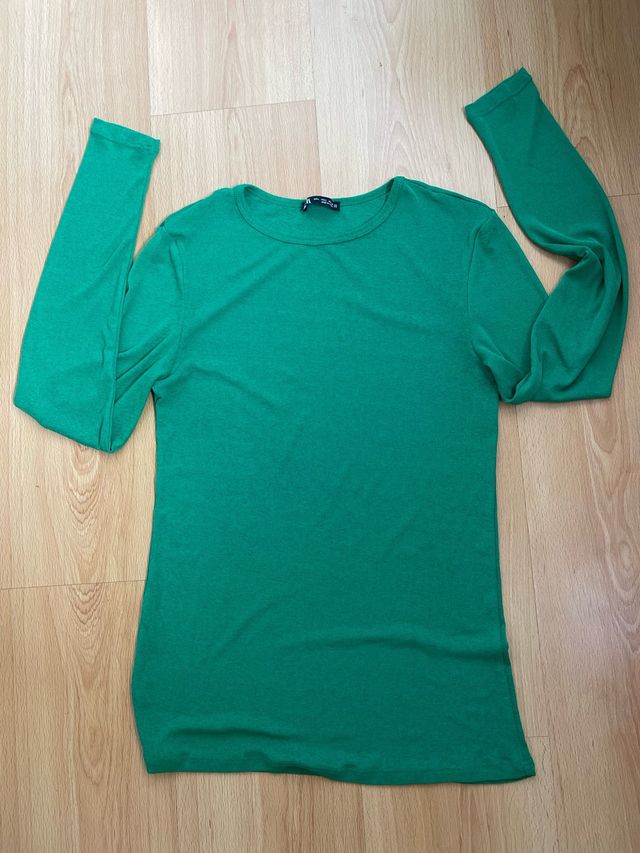 Camiseta Zara verde manga larga semi-transparente