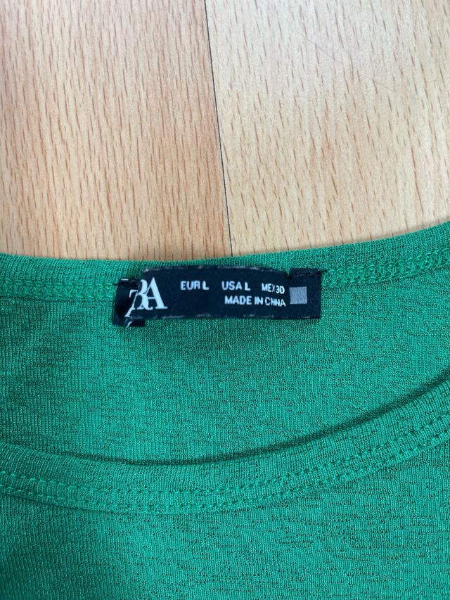 Camiseta Zara verde manga larga semi-transparente