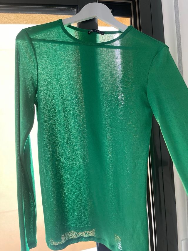 Camiseta Zara verde manga larga semi-transparente