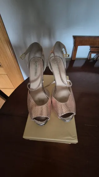 Zapatos de tacón Membur dorados y plateados